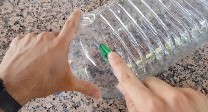 botella de plastico para hacer un riego por goteo
